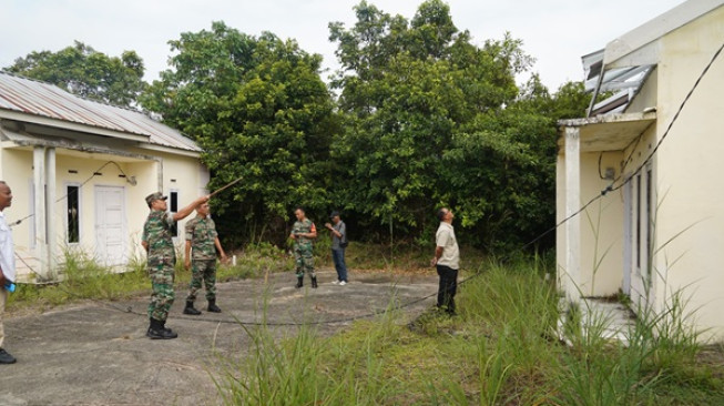 Danrem Tinjau Perumahan Prajurit di Jaluko, Banyak Rumah dan Fasum Rusak